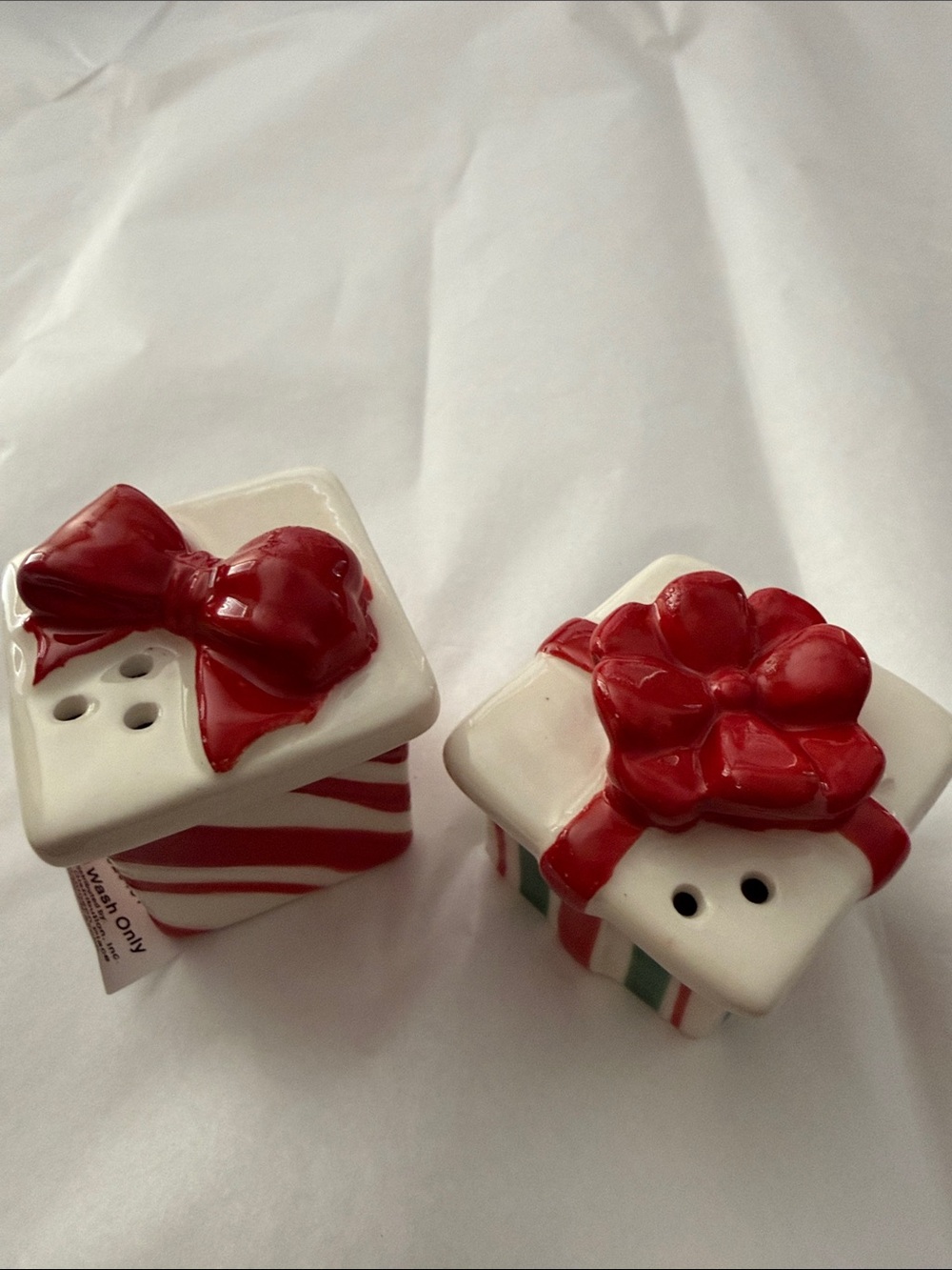 Cracker Barrel Red & White Gift Box Salt and Pepper Set
